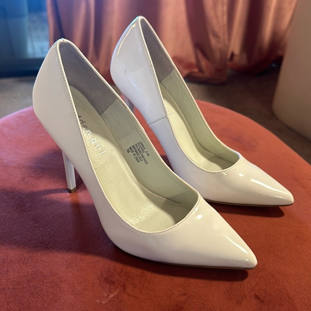 Lightly used white point toe pumps